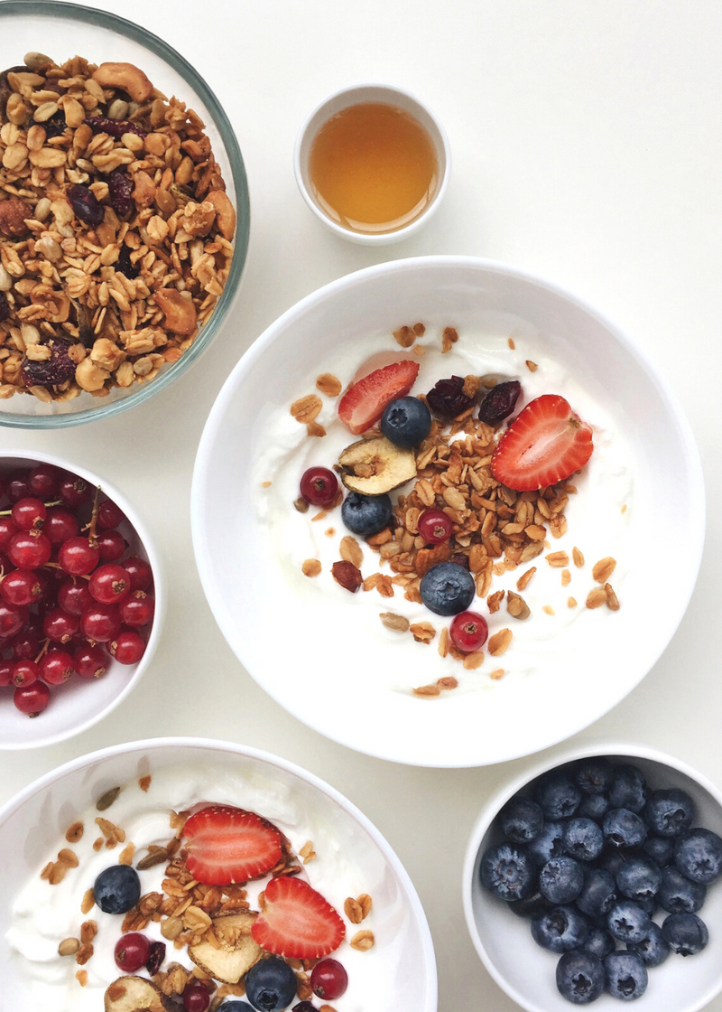 breakfast granola, oats, berries 